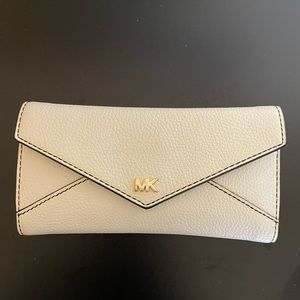 White Michael Kors Wallet